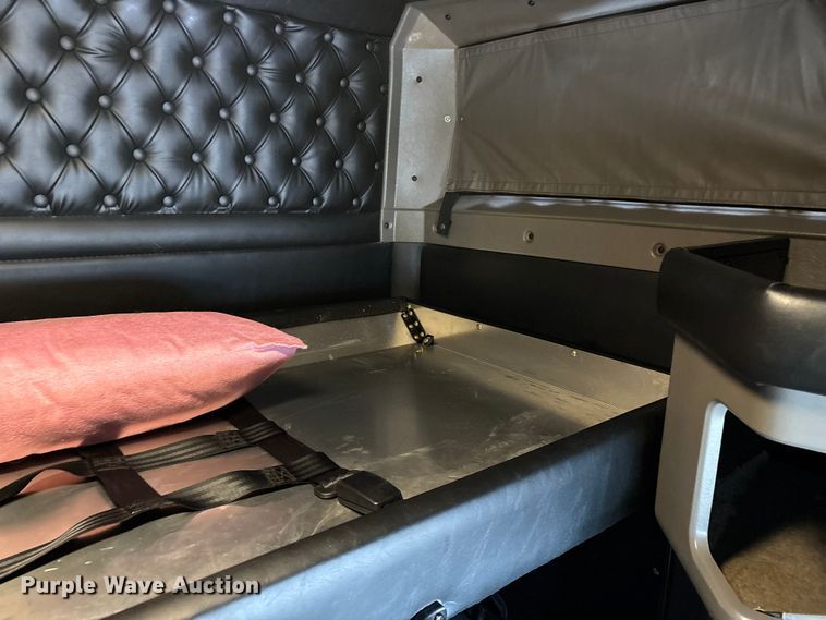 image for item YA2401 2019 Kenworth W900 semi truck