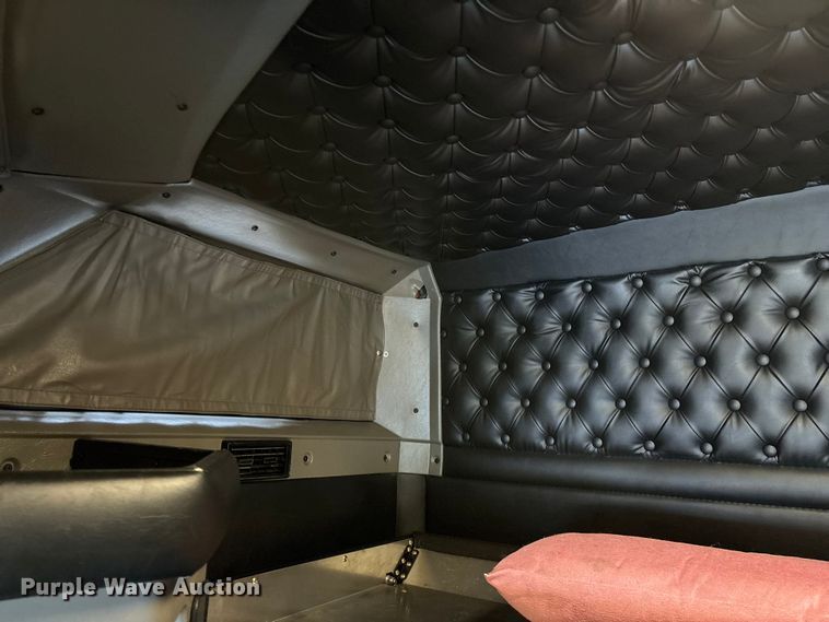 image for item YA2401 2019 Kenworth W900 semi truck