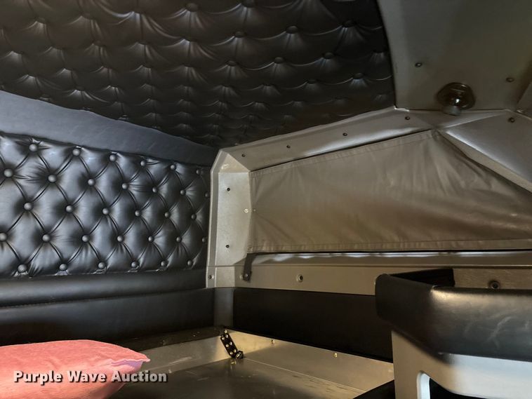 image for item YA2401 2019 Kenworth W900 semi truck