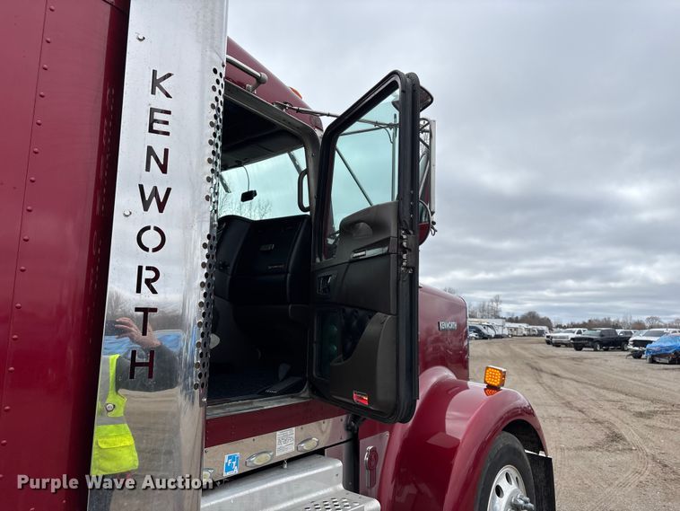 image for item YA2401 2019 Kenworth W900 semi truck