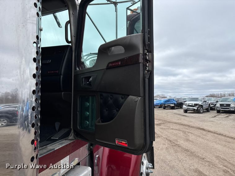 image for item YA2401 2019 Kenworth W900 semi truck