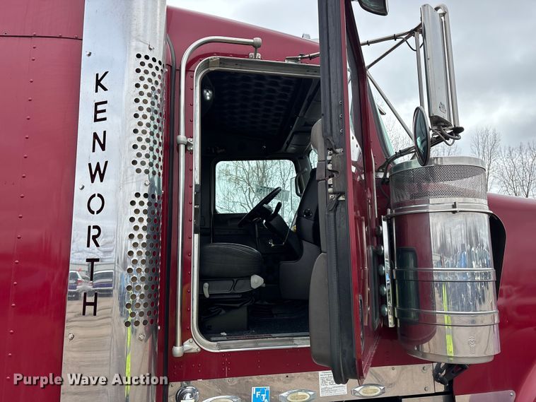 image for item YA2401 2019 Kenworth W900 semi truck