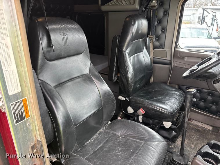 image for item YA2401 2019 Kenworth W900 semi truck