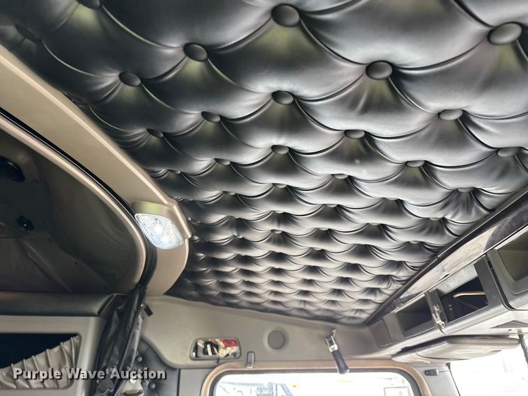 image for item YA2401 2019 Kenworth W900 semi truck