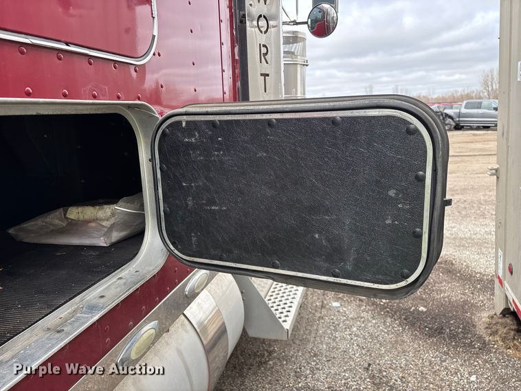 image for item YA2401 2019 Kenworth W900 semi truck