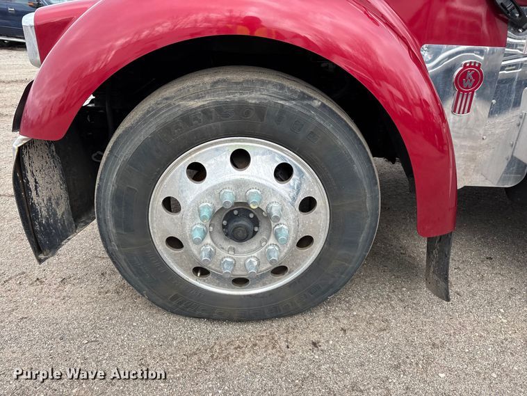 image for item YA2401 2019 Kenworth W900 semi truck