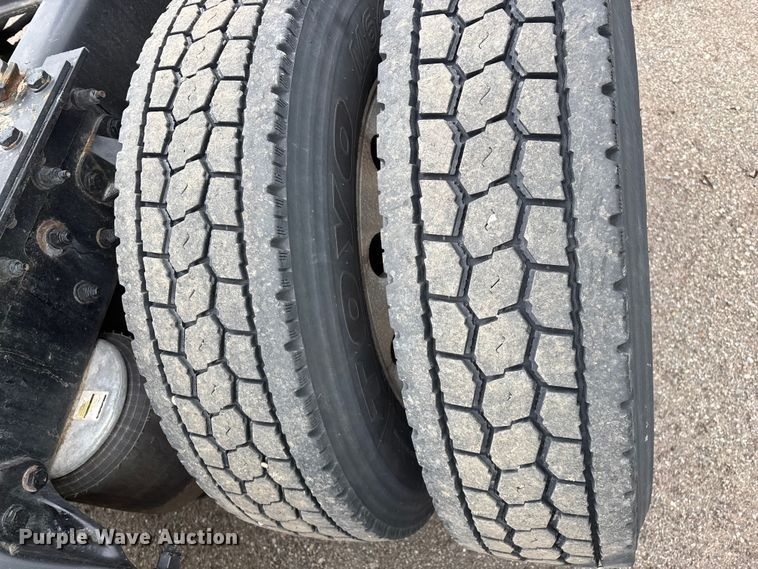 image for item YA2401 2019 Kenworth W900 semi truck