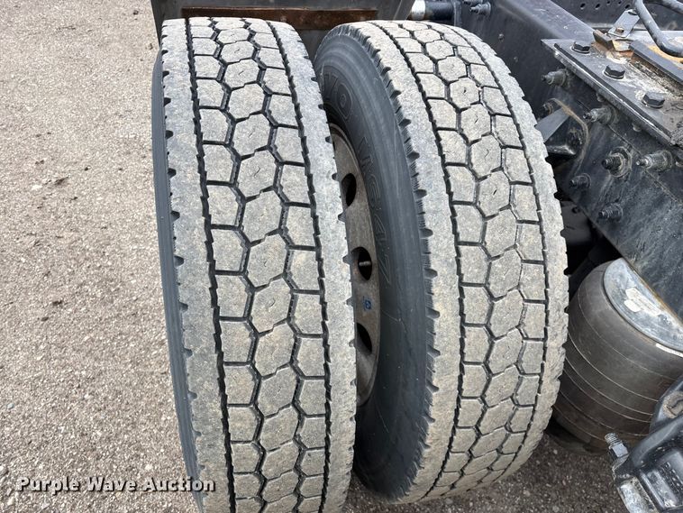 image for item YA2401 2019 Kenworth W900 semi truck