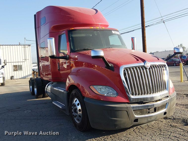 image for item YA2402 2019 International LT625 semi truck