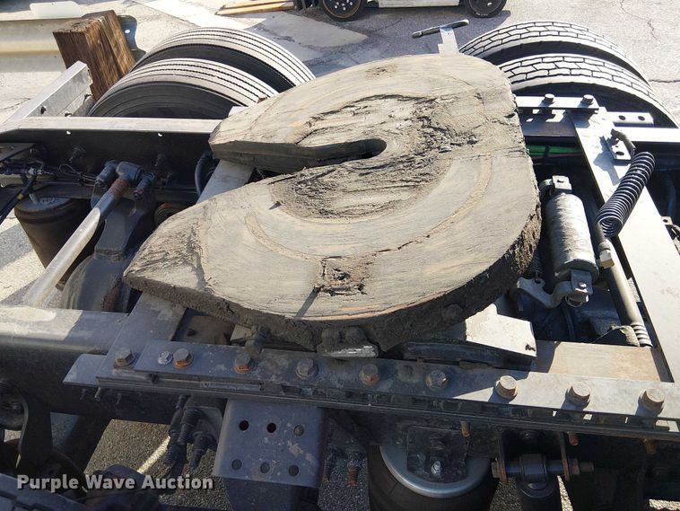 image for item YA2402 2019 International LT625 semi truck