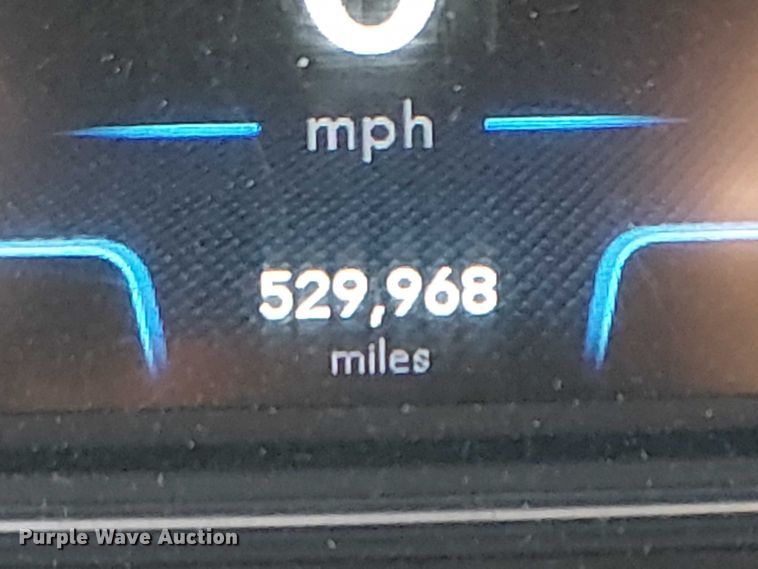 image for item YA2402 2019 International LT625 semi truck