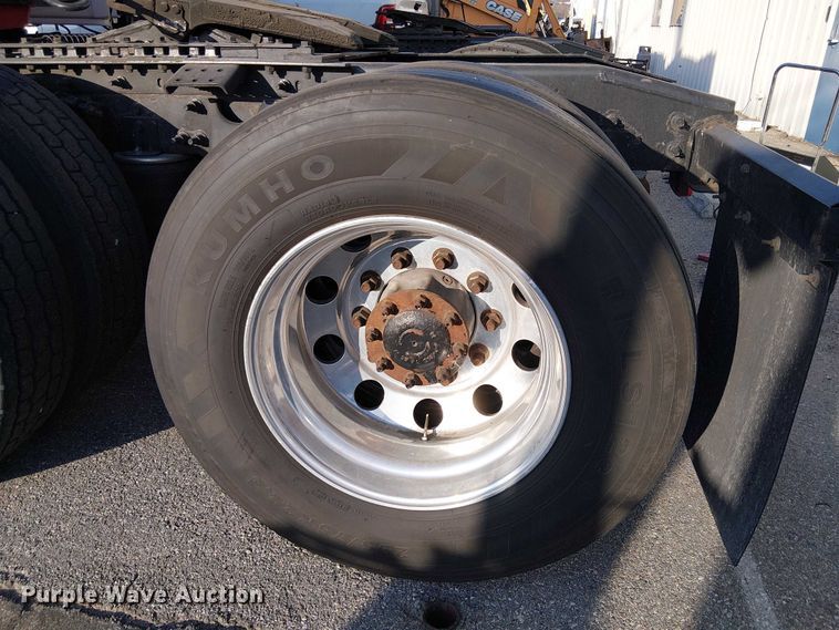 image for item YA2402 2019 International LT625 semi truck