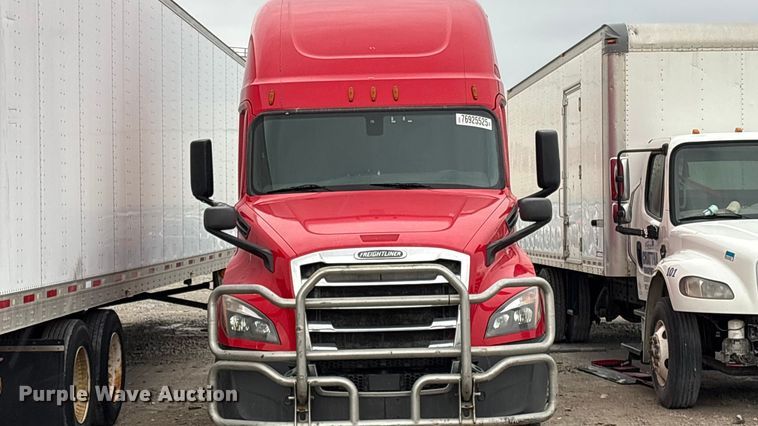 image for item YA2439 2019 Freightliner Cascadia semi truck