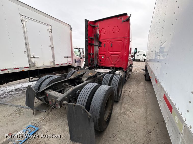 image for item YA2439 2019 Freightliner Cascadia semi truck