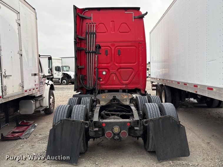 image for item YA2439 2019 Freightliner Cascadia semi truck