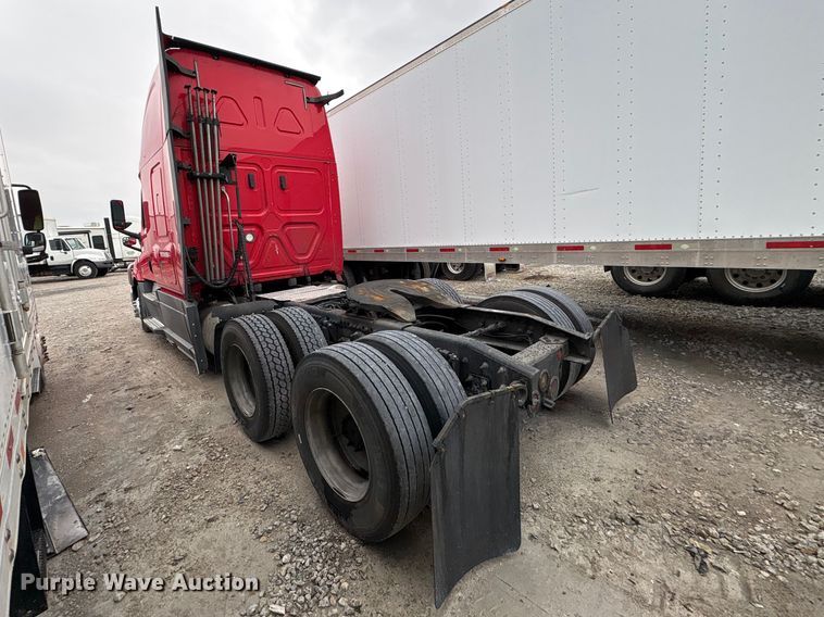 image for item YA2439 2019 Freightliner Cascadia semi truck