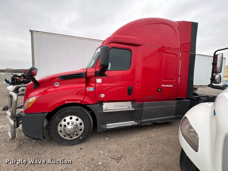 image for item YA2439 2019 Freightliner Cascadia semi truck