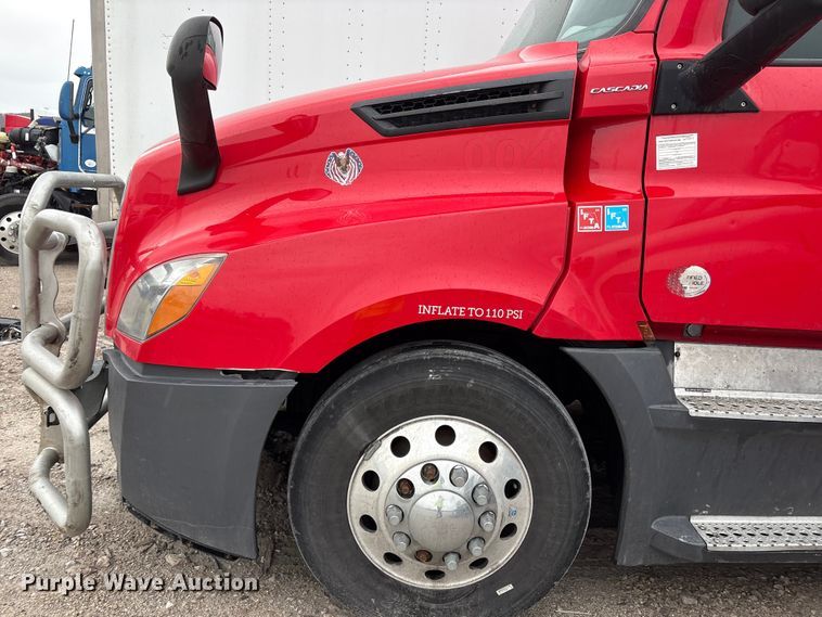 image for item YA2439 2019 Freightliner Cascadia semi truck