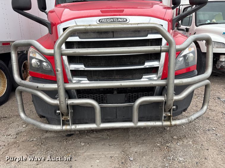 image for item YA2439 2019 Freightliner Cascadia semi truck