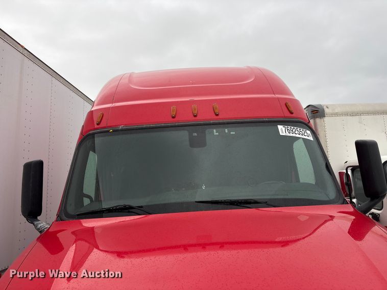 image for item YA2439 2019 Freightliner Cascadia semi truck