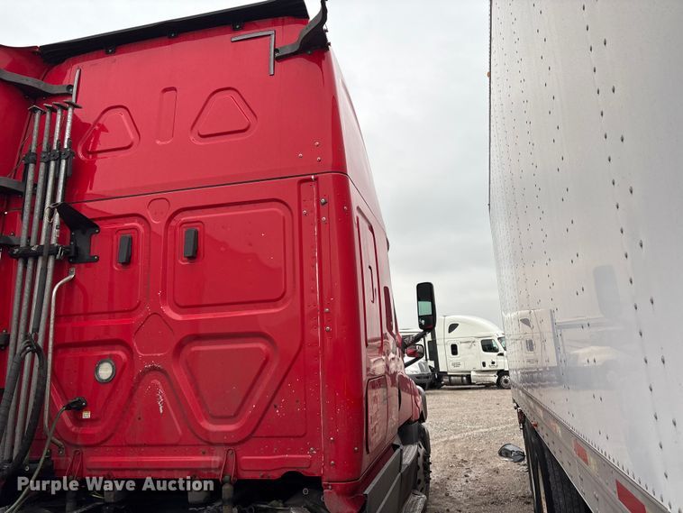 image for item YA2439 2019 Freightliner Cascadia semi truck