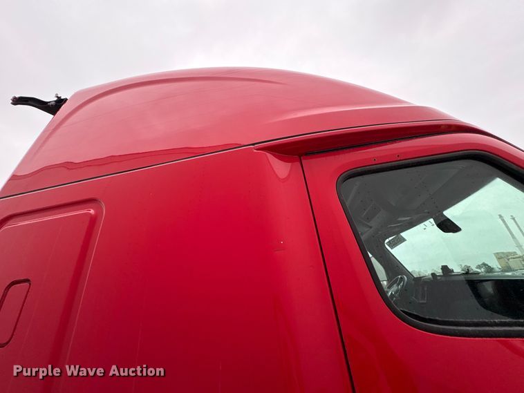 image for item YA2439 2019 Freightliner Cascadia semi truck