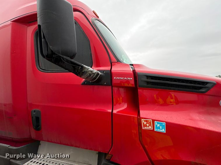 image for item YA2439 2019 Freightliner Cascadia semi truck