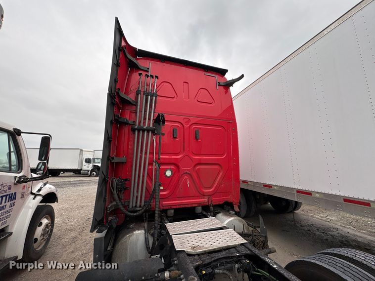 image for item YA2439 2019 Freightliner Cascadia semi truck