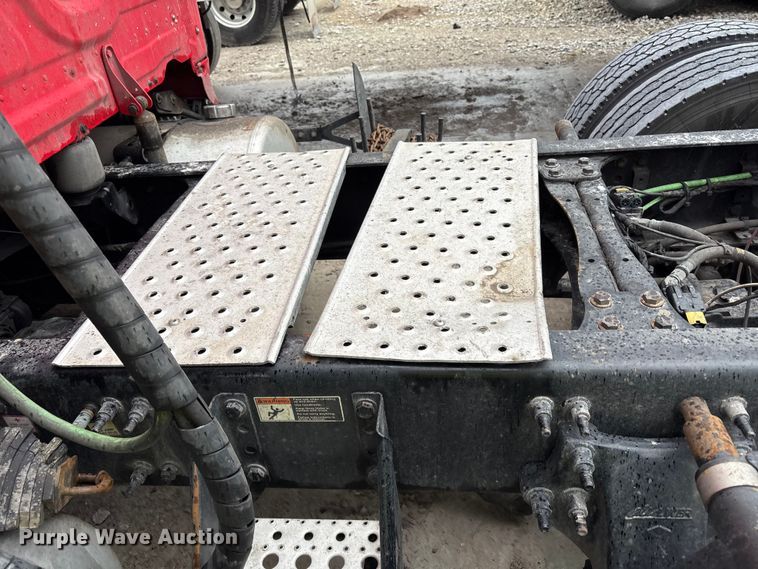 image for item YA2439 2019 Freightliner Cascadia semi truck