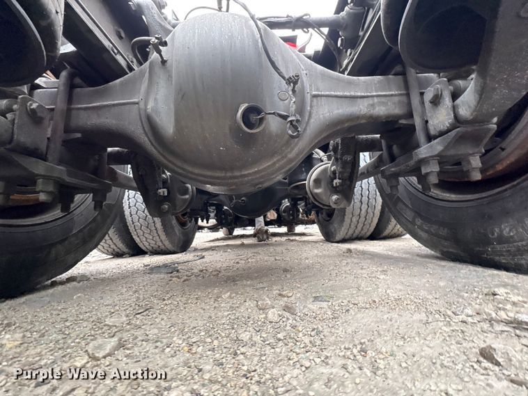 image for item YA2439 2019 Freightliner Cascadia semi truck