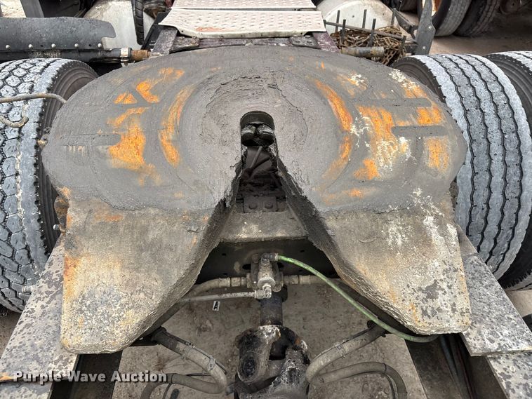 image for item YA2439 2019 Freightliner Cascadia semi truck