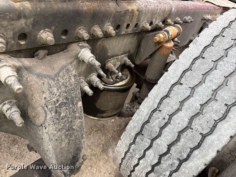 image for item YA2439 2019 Freightliner Cascadia semi truck