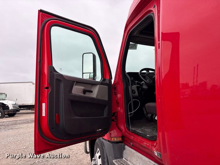 image for item YA2439 2019 Freightliner Cascadia semi truck