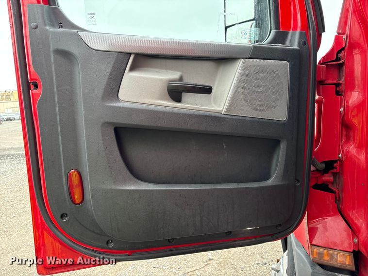 image for item YA2439 2019 Freightliner Cascadia semi truck