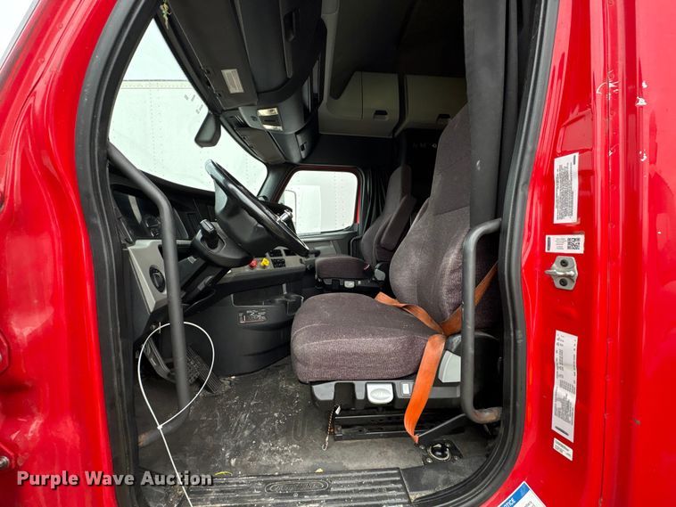 image for item YA2439 2019 Freightliner Cascadia semi truck