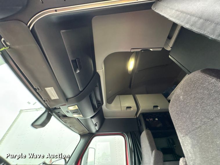 image for item YA2439 2019 Freightliner Cascadia semi truck