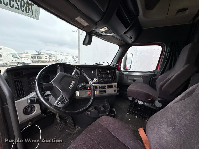 image for item YA2439 2019 Freightliner Cascadia semi truck