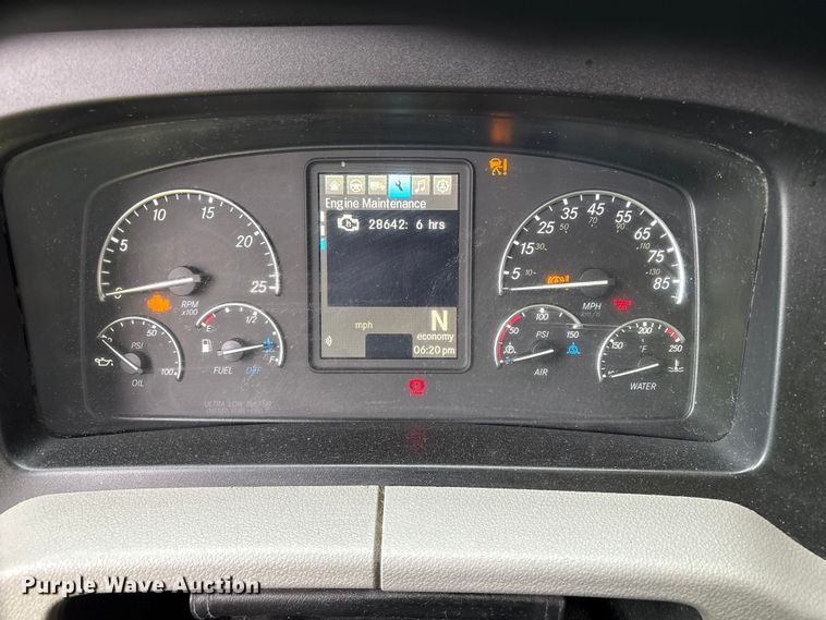 image for item YA2439 2019 Freightliner Cascadia semi truck