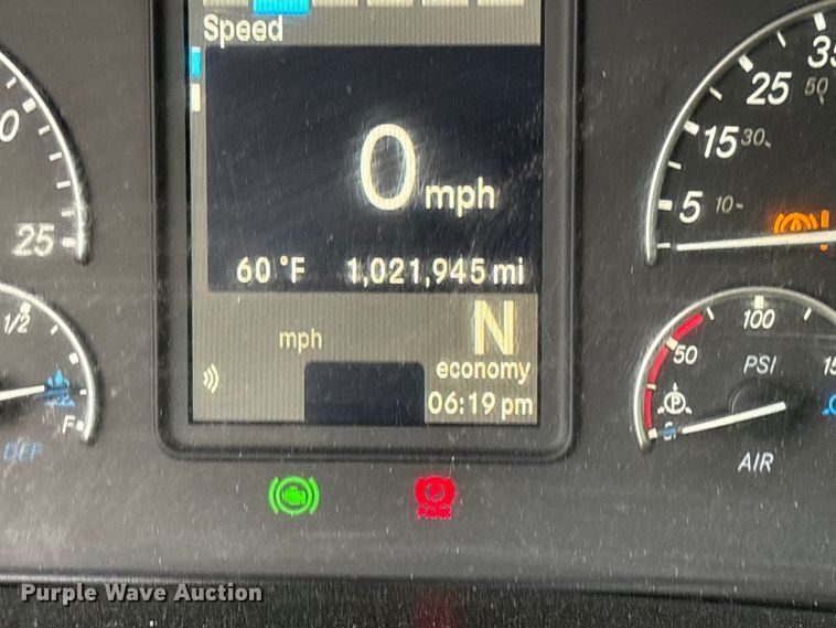 image for item YA2439 2019 Freightliner Cascadia semi truck