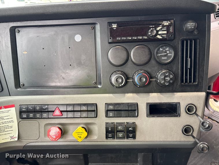 image for item YA2439 2019 Freightliner Cascadia semi truck