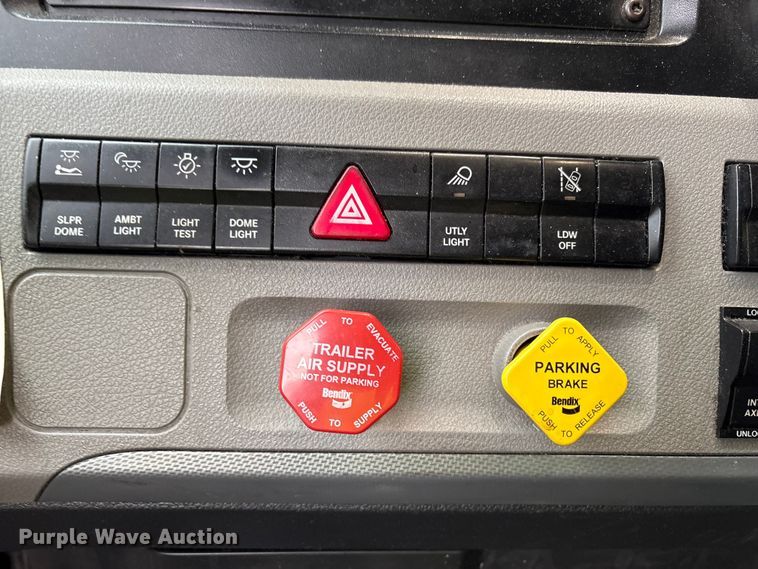 image for item YA2439 2019 Freightliner Cascadia semi truck