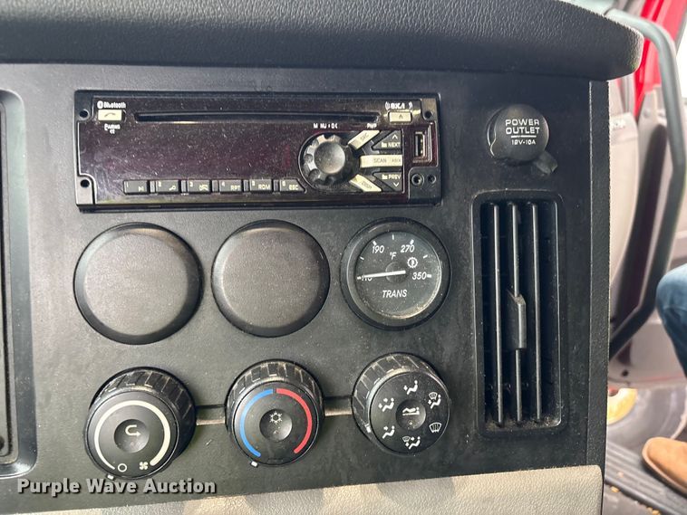 image for item YA2439 2019 Freightliner Cascadia semi truck