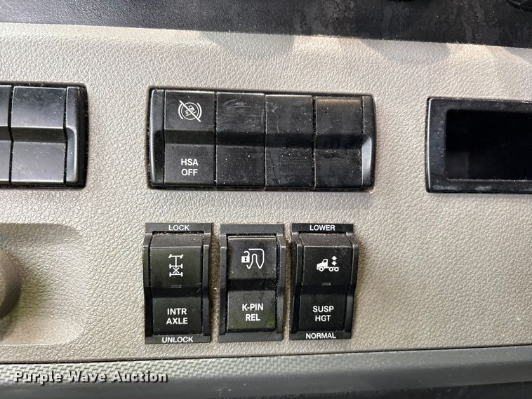 image for item YA2439 2019 Freightliner Cascadia semi truck