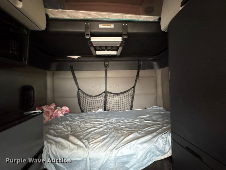 image for item YA2439 2019 Freightliner Cascadia semi truck