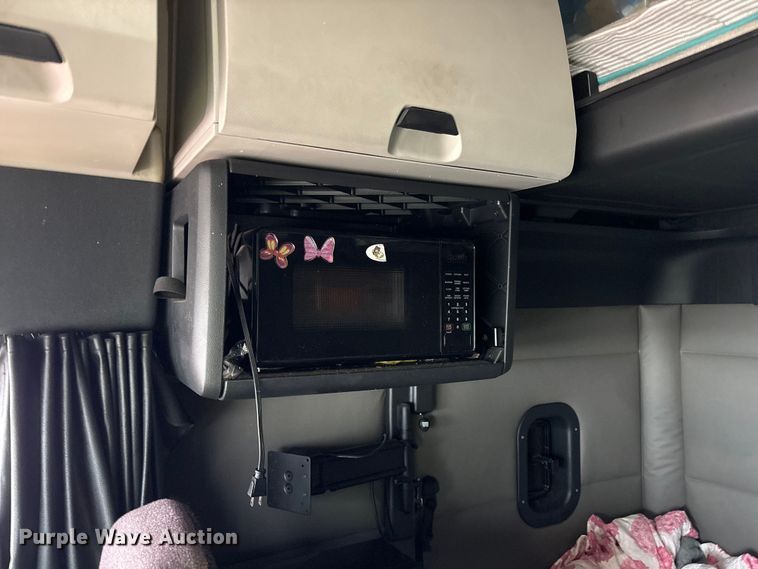 image for item YA2439 2019 Freightliner Cascadia semi truck