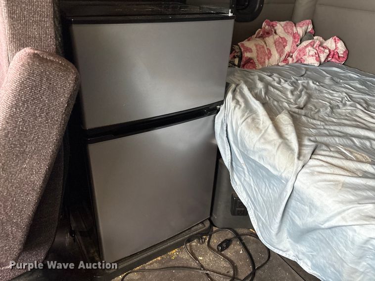 image for item YA2439 2019 Freightliner Cascadia semi truck