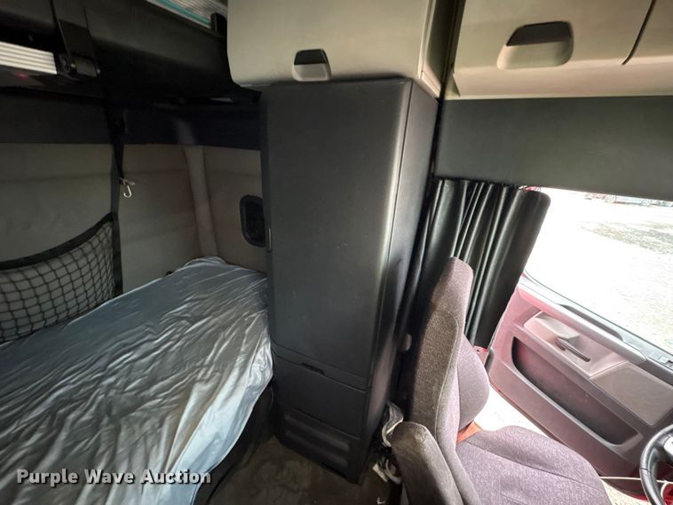 image for item YA2439 2019 Freightliner Cascadia semi truck