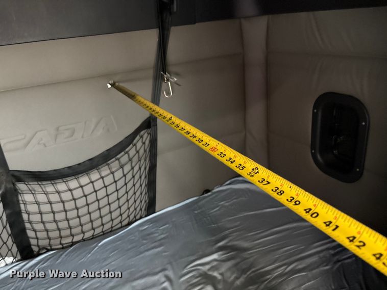 image for item YA2439 2019 Freightliner Cascadia semi truck