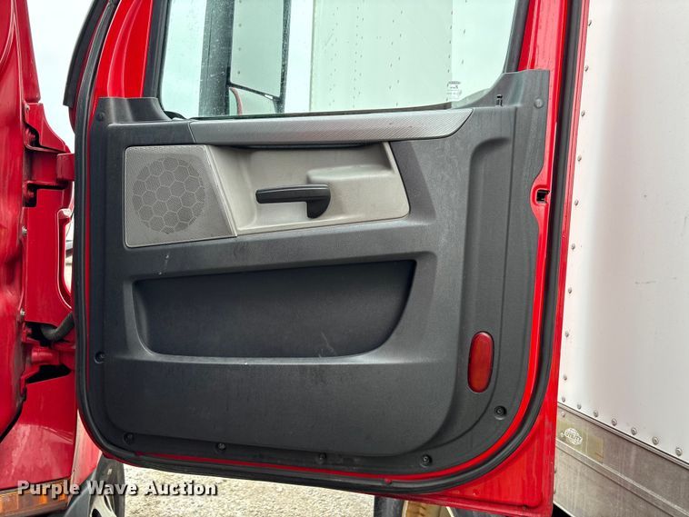 image for item YA2439 2019 Freightliner Cascadia semi truck