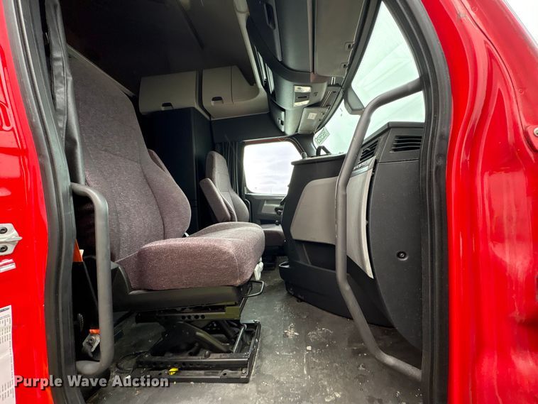 image for item YA2439 2019 Freightliner Cascadia semi truck